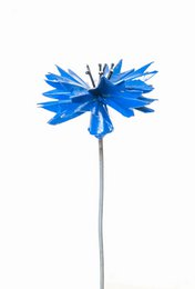  A vibrant blue metal cornflower sculpture with intricate petals and a sturdy stem, perfect for adding a touch of nature-inspired decor to any garden or outdoor space.