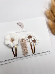 Flower hair accessories for kids, featuring a set of 3 floral clips in neutral tones. Includes a large daisy-like flower, a smaller floral accent, and a textured feather-like clip.