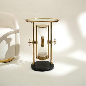 Golden Hour zandtimertafel met aluminium behuizing en houten onderstel | Goud en zwart