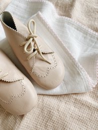 Muslin med hæklet piping - lys pink