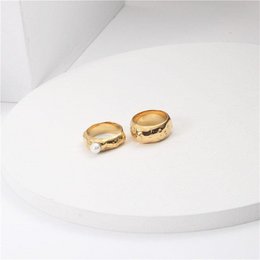 Fascia in lamina d'oro e anello di perle