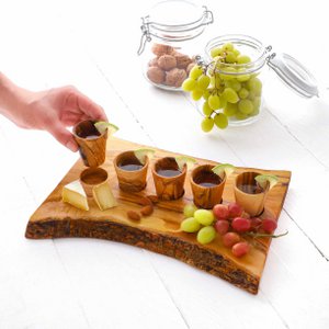 Set van 5 handgemaakte borrelglaasjes van olijfhout met serveerplank
