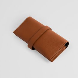 Minimalistisches Uhrengehäuse aus braunem Leder. Lederetui für Uhren