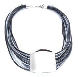 Fashion collier in een combinatie van zwart en grijs tinten en zilver kleur decoratie