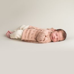  Ecru-colored baby pants with a cozy, knitted texture. Available in sizes 0-3 months and 3-6 months.