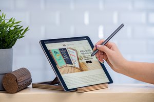 Krea-Wood handgefertigter Tablet-Ständer aus Eichenholz, braune Farbe