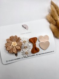  Elegant hair clips featuring a beige floral accent and a delicate bow. Suitable for a variety of hairstyles and occasions.