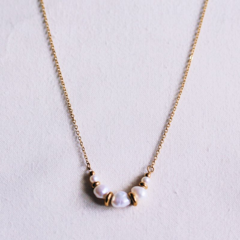 Delicate chain with small pearls and gold-tone details
