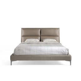 Cama tapizada en polipiel con cojines