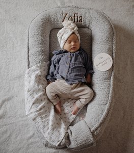 Teddy – graues personalisiertes Babynest, Fellkokon mit Namen/Aufschrift