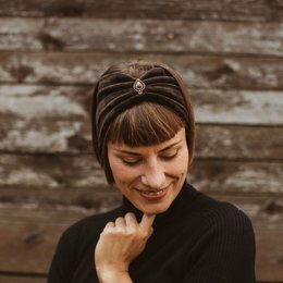 Dark brown headband with a decorative rhinestone accent, available in small (52-56 cm) and standard (56-60 cm) sizes.