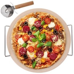 A round pizza stone with a stand and a pizza cutter, made of chamotte material, suitable for baking pizzas at home.