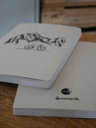Góry i koło do notesu z papieru z trawy