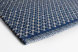 Blue rhombus-patterned rug, 140x200 cm, suitable for kids' rooms.