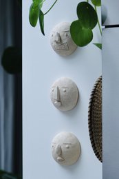  Decorative ceramic wall hanging featuring hand-painted floral design in pastel colors. Suitable for home decor or as a gift.