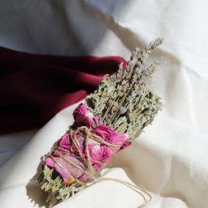 Entspannendes und beruhigendes Räucherwerk aus Rose, Lavendel und weißem Salbei