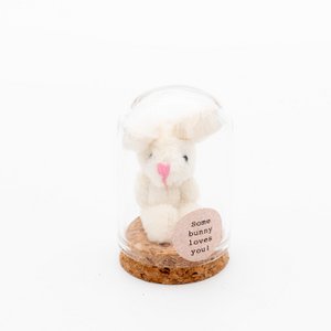 Somebunny liebt dich in der Glasglocke