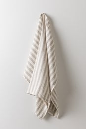 Set of 2 kitchen towels in striped and checkered patterns. Absorbent cotton material, suitable for everyday use.