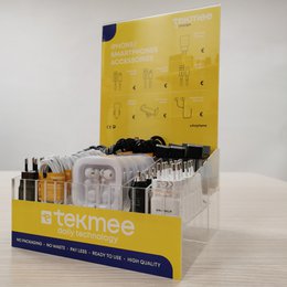 Présentoir Tekmee 171 pièces, a phone holder display with various phone accessories and charging devices in a compact, organized layout.