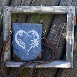 Domelo traditionele tas dames schoudertas. Dirndl schoudertas gemaakt van upcycled jeans en canvas en leer. Handtas in traditionele stijl met hartjesprint. Crossbodytas voor dames als Oktoberfest-accessoire.