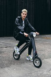 Der offizielle exklusive Cruzaa E-Scooter Carbon Black