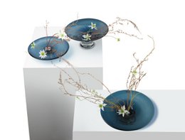 ronde platte vaas of schaal, diepblauw dik glas, handgedraaid: ALAIN
