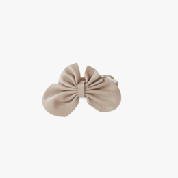 Luxe leather butterfly collar for dogs in sand taupe color. Made of high-quality leather material with a stylish bow design.