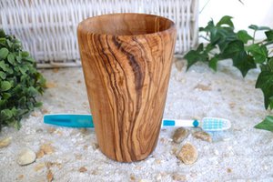 Grote tandenborstelbeker gemaakt van olijfhout