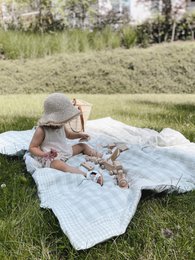 Large mint-colored picnic blanket measuring 180 x 150 cm, suitable for outdoor gatherings and picnics.