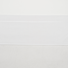 White crib sheet with simple bies design, available in 75x100cm and 100x150cm sizes.