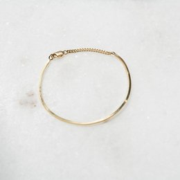 Chained to the rhythm bracelet, available in sterling silver and 24k gold plated, a delicate and stylish chain bracelet.
