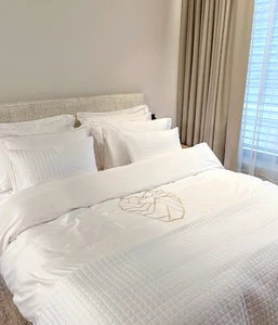 Sateen beddengoed set met borduurwerk "Vilnius hart" optisch wit