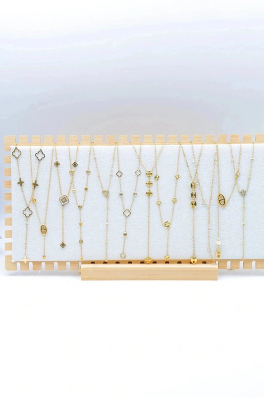 Veel sieraden met display