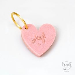 Pink heart-shaped keychain with "juf" text, gold ring, teacher gift, felt material