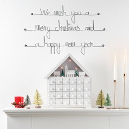 Metall-Weihnachtsdekoration – Wandzitat „Merry Christmas“.