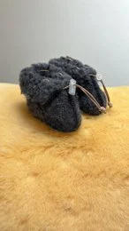 Warm, dry, and naturally comfortable wool baby slippers in various colors and sizes from 0-24 months.
The product is a set of wool baby slippers available in different colors and sizes from 0-24 months. The slippers are made of warm, dry, and naturally comfortable wool material. The colors available include anthracite, beige, dark brown, and latte. The sizes cover the age ranges of 0-6 months, 6-12 months, and 12-24 months.