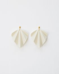  Elegant pearl drop earrings with a unique fan-shaped design in a creamy white color.