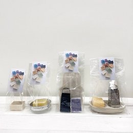  Assorted colorful gift bags in small, medium, large, and extra-large sizes. The bags are made of a transparent material and contain various decorative elements such as bows.