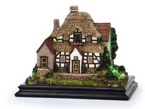 Haus mit Beleuchtung aus Poly auf Sockel 31x22x24cm