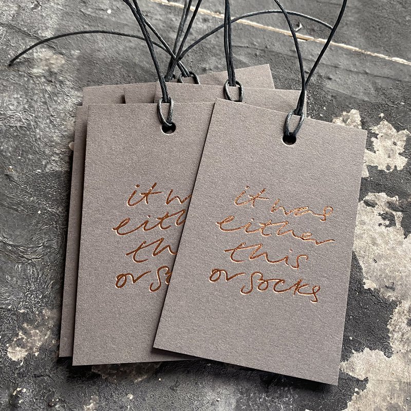 Es war entweder das oder Socken – handfolierte Geschenkanhänger