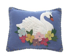 Kussen blauw Zwaan met bloemen, vilt