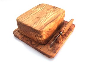 Botervloot met botermes geschikt voor een stuk Duitse boter van 250 g van olijfhout