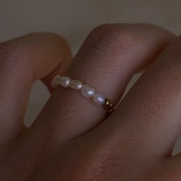 Hubert – Strukturierter Ring mit halber Perle und halb goldenem Band