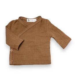 Brown wrap-style baby shirt with long sleeves. Made of soft, breathable material. Suitable for infants and toddlers.