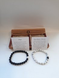 Duo bracelets, 18 x 18 cm, with Onyx and American Howlite. Beaded bracelets featuring black onyx and white American howlite stones.