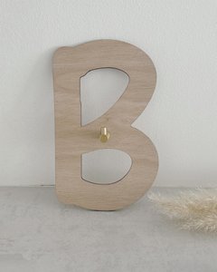 Houten letterkapstok · B