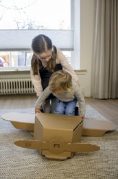 Großes Spielzeugflugzeug aus Pappe