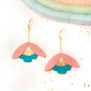 Ginkgo bloem oorbellen - roze en blauwgroen leer
