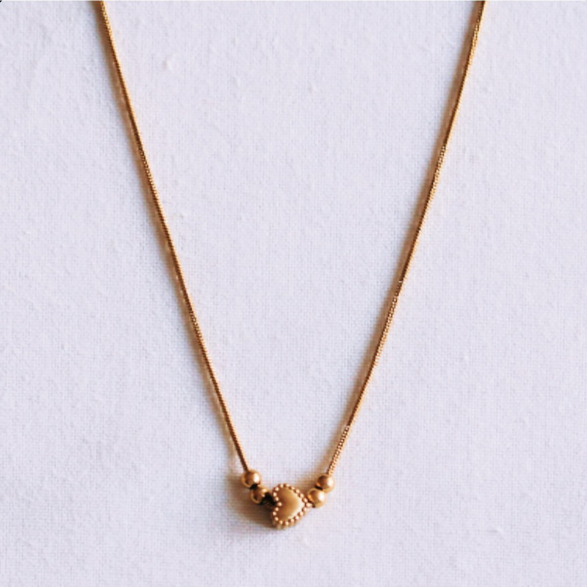 Fine snake chain with a detailed heart charm and small beads – gold