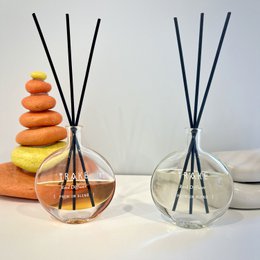  Premium reed diffuser with natural fragrance blend, available in various color variants including Mica (Natural glitter), Golden flakes, and None.